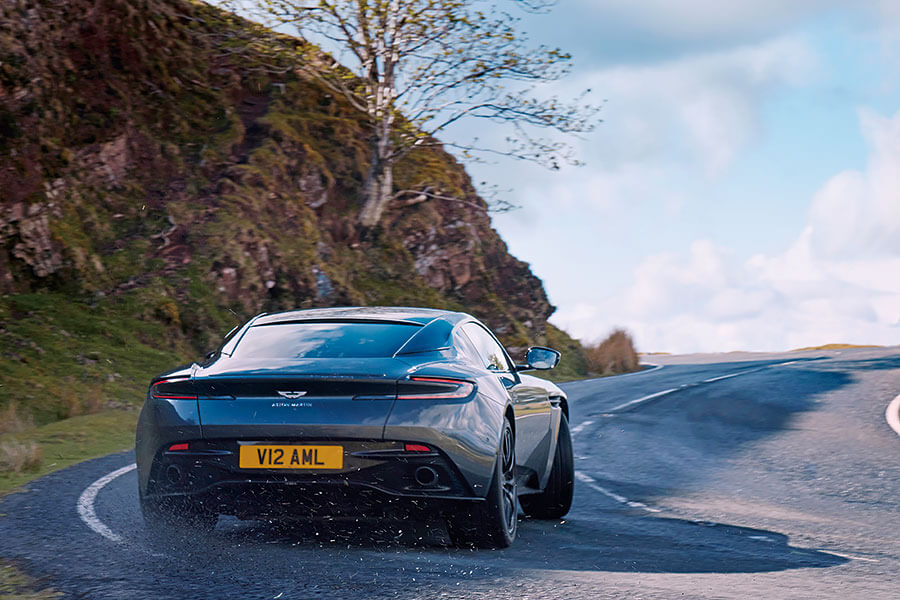 藍天白雲,壯闊公路,四部GT任君嘗,一馬當先的Roma以較為悠哉游哉的手法演繹法拉利秘笈,此之謂……