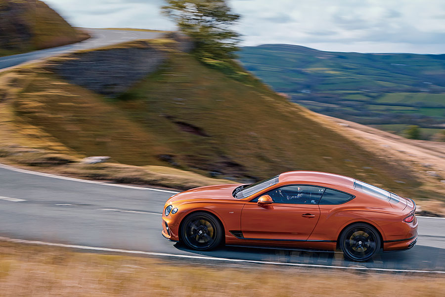 藍天白雲,壯闊公路,四部GT任君嘗,一馬當先的Roma以較為悠哉游哉的手法演繹法拉利秘笈,此之謂……