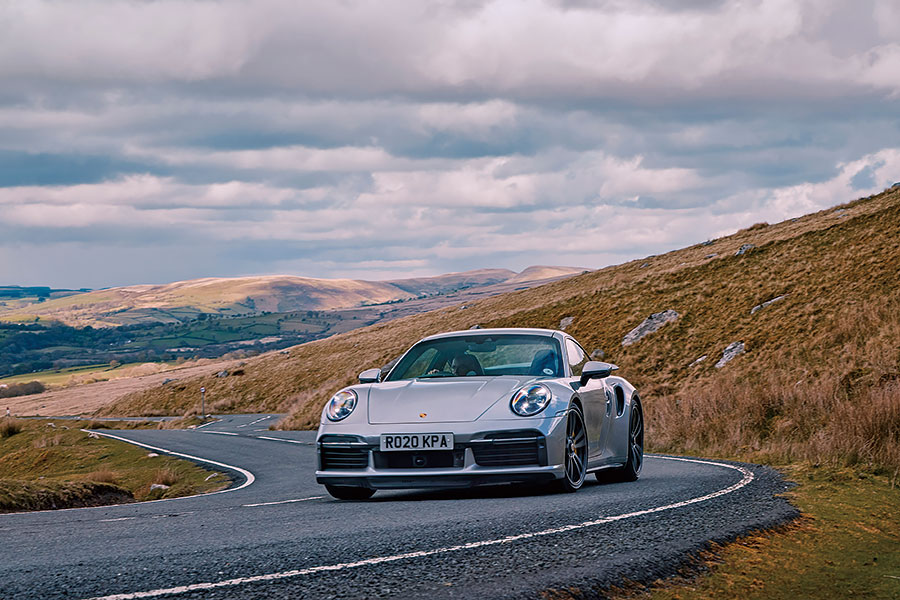 藍天白雲,壯闊公路,四部GT任君嘗,一馬當先的Roma以較為悠哉游哉的手法演繹法拉利秘笈,此之謂……