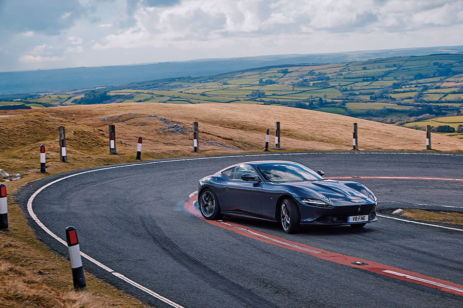 藍天白雲,壯闊公路,四部GT任君嘗,一馬當先的Roma以較為悠哉游哉的手法演繹法拉利秘笈,此之謂……
