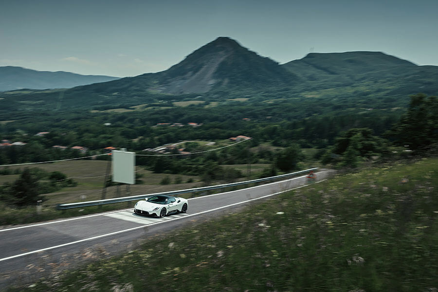 瑪莎拉蒂東山再起的路途迂迴曲折,作為新型MC20的測試路線再好不過。