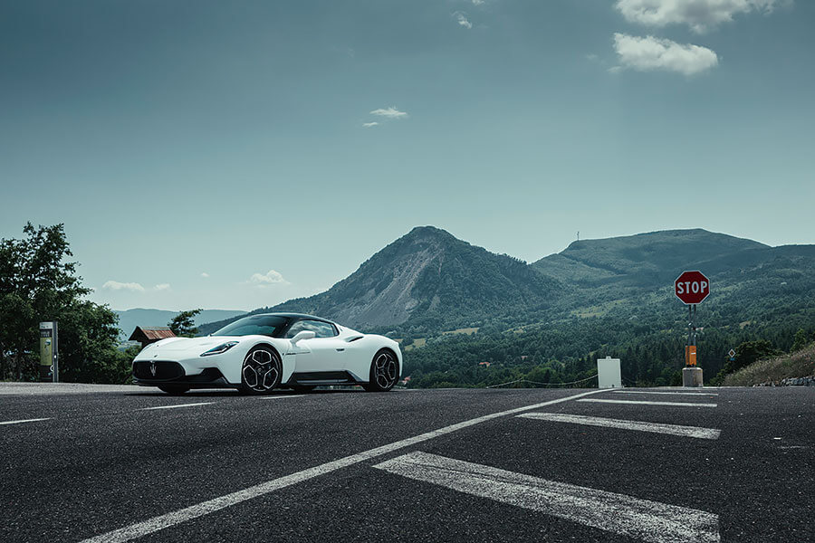 瑪莎拉蒂東山再起的路途迂迴曲折,作為新型MC20的測試路線再好不過。