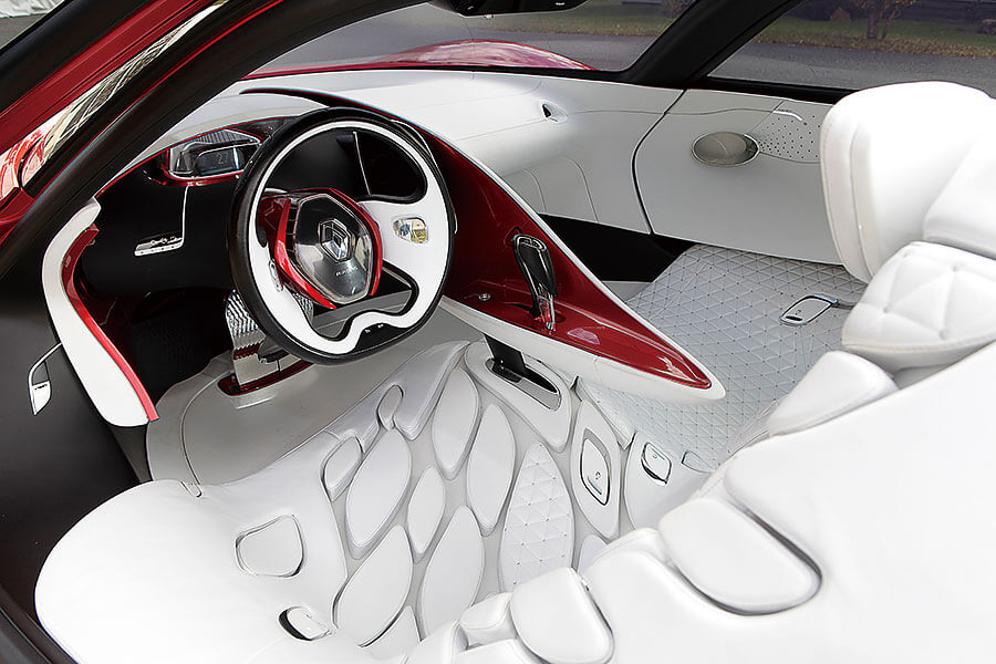 從最風光傑作,至到最慘淡低潮,這裡備妥你想知道的一切,以及許多你未曾注意的雷諾逸聞軼事。