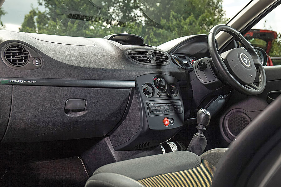 從最風光傑作,至到最慘淡低潮,這裡備妥你想知道的一切,以及許多你未曾注意的雷諾逸聞軼事。