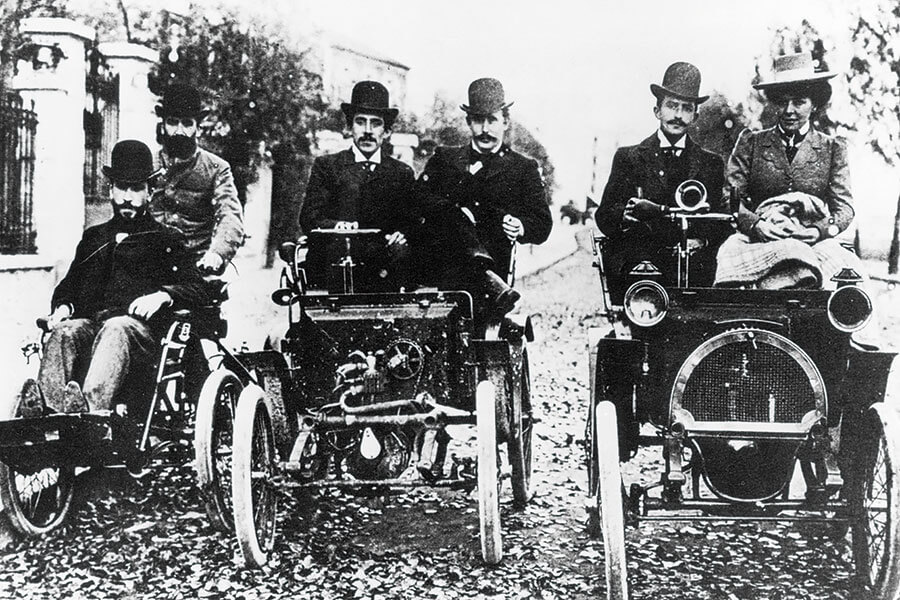 從最風光傑作,至到最慘淡低潮,這裡備妥你想知道的一切,以及許多你未曾注意的雷諾逸聞軼事。