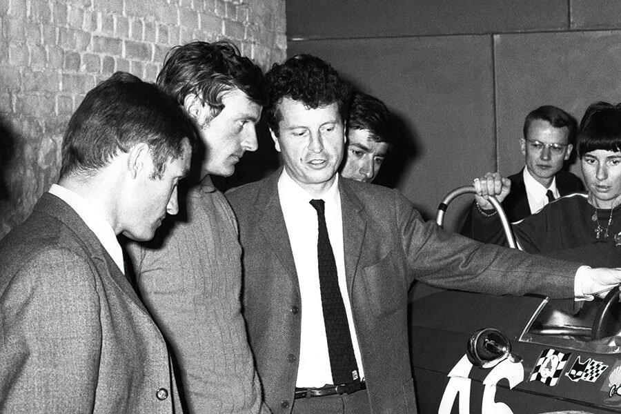 從最風光傑作,至到最慘淡低潮,這裡備妥你想知道的一切,以及許多你未曾注意的雷諾逸聞軼事。