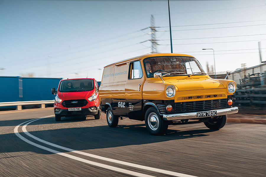 兩部客貨車，一前一後相距五十六年，那麼現役師弟對比大師兄有何異同呢？