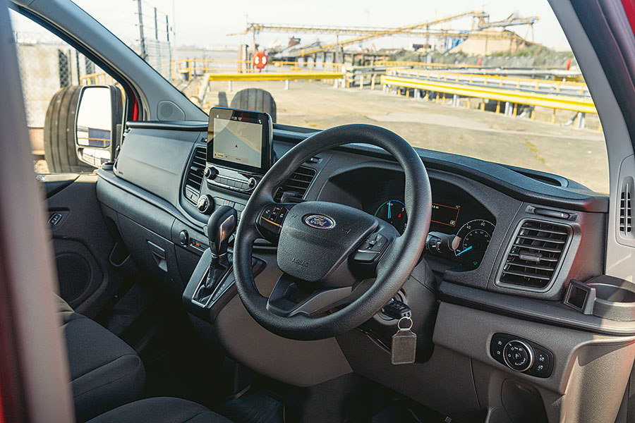 兩部客貨車，一前一後相距五十六年，那麼現役師弟對比大師兄有何異同呢？