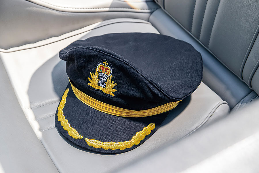 這是船嗎?是車嗎?都不是,這是可以合法行走於公路的開篷兩棲越野車……以及一個頭戴滑稽帽子的人。