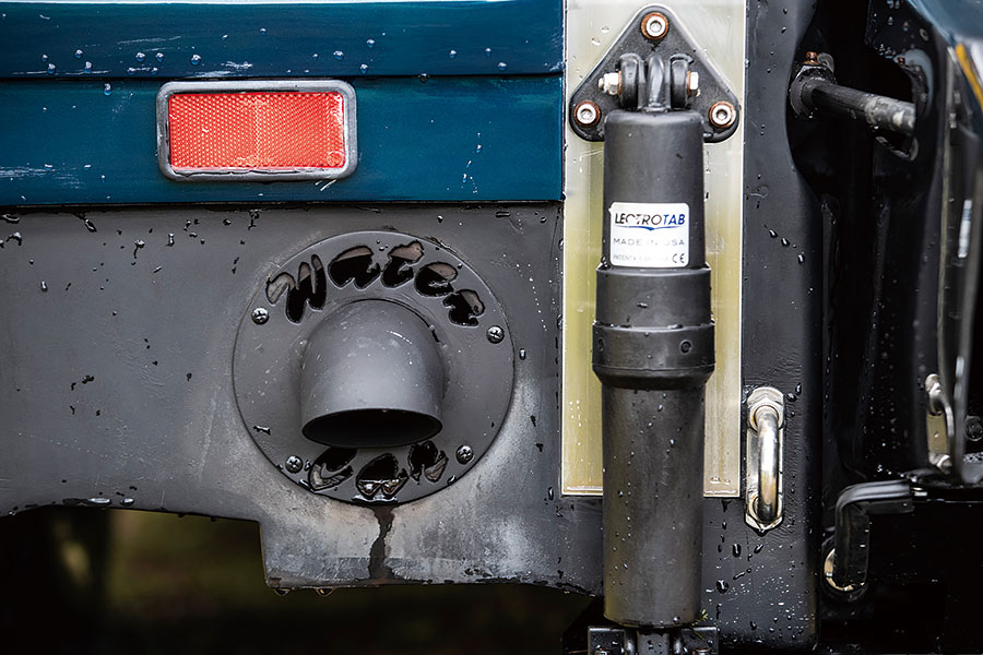 這是船嗎?是車嗎?都不是,這是可以合法行走於公路的開篷兩棲越野車……以及一個頭戴滑稽帽子的人。