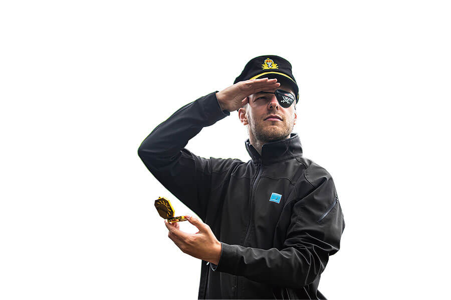 這是船嗎?是車嗎?都不是,這是可以合法行走於公路的開篷兩棲越野車……以及一個頭戴滑稽帽子的人。