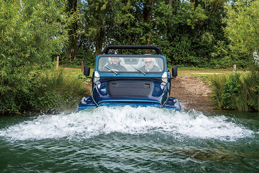 這是船嗎?是車嗎?都不是,這是可以合法行走於公路的開篷兩棲越野車……以及一個頭戴滑稽帽子的人。