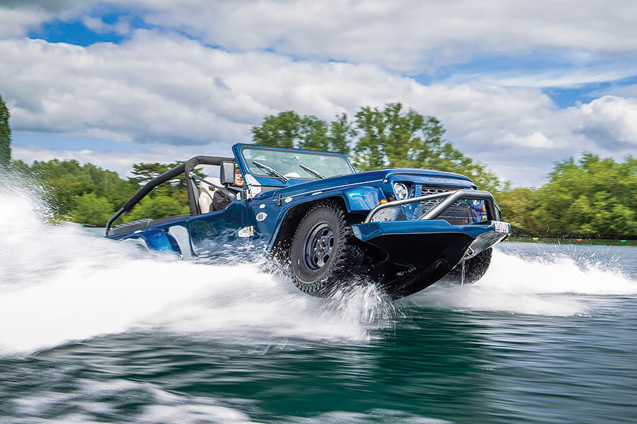 這是船嗎?是車嗎?都不是,這是可以合法行走於公路的開篷兩棲越野車……以及一個頭戴滑稽帽子的人。