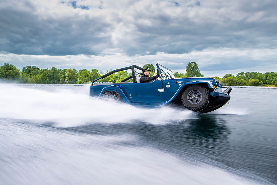 這是船嗎?是車嗎?都不是,這是可以合法行走於公路的開篷兩棲越野車……以及一個頭戴滑稽帽子的人。