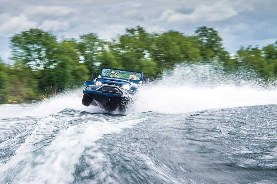 這是船嗎?是車嗎?都不是,這是可以合法行走於公路的開篷兩棲越野車……以及一個頭戴滑稽帽子的人。