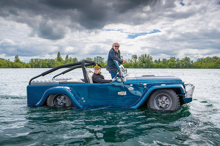 這是船嗎?是車嗎?都不是,這是可以合法行走於公路的開篷兩棲越野車……以及一個頭戴滑稽帽子的人。