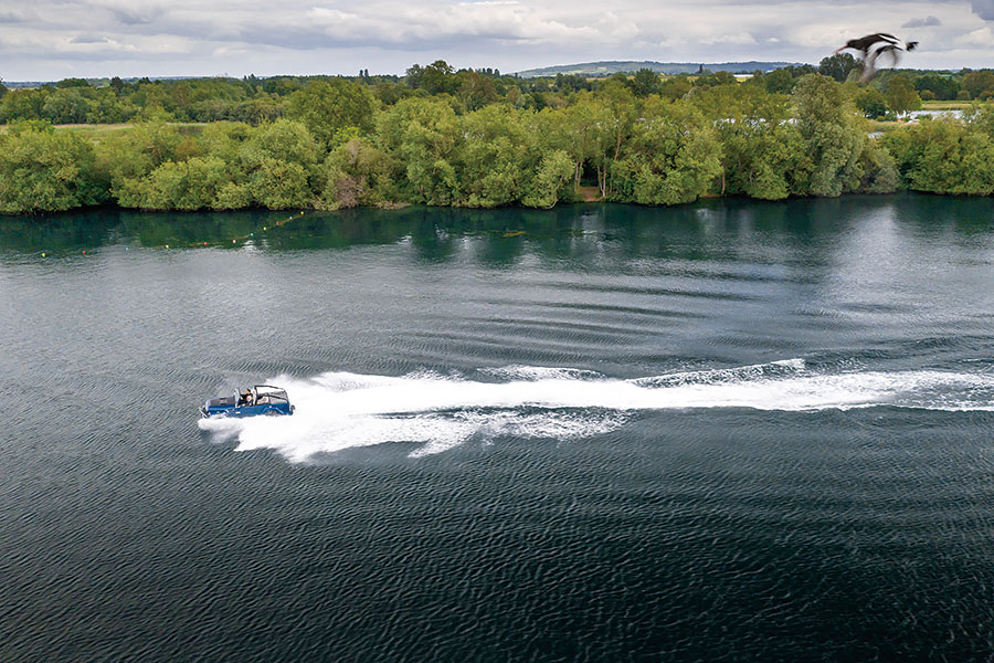 這是船嗎?是車嗎?都不是,這是可以合法行走於公路的開篷兩棲越野車……以及一個頭戴滑稽帽子的人。