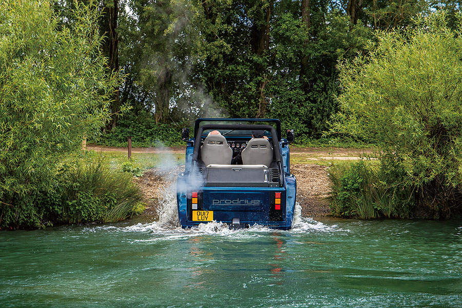 這是船嗎?是車嗎?都不是,這是可以合法行走於公路的開篷兩棲越野車……以及一個頭戴滑稽帽子的人。