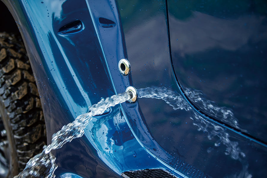 這是船嗎?是車嗎?都不是,這是可以合法行走於公路的開篷兩棲越野車……以及一個頭戴滑稽帽子的人。