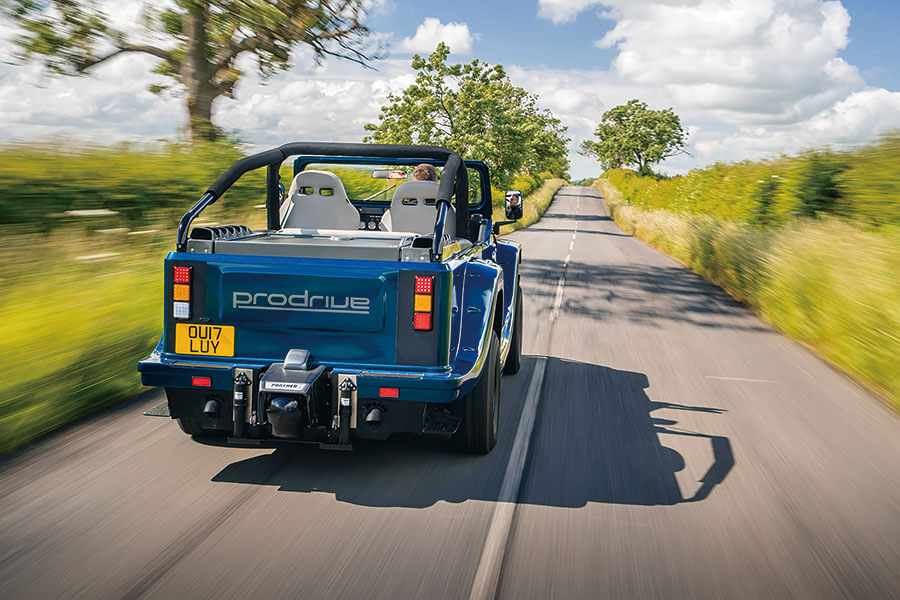 這是船嗎?是車嗎?都不是,這是可以合法行走於公路的開篷兩棲越野車……以及一個頭戴滑稽帽子的人。