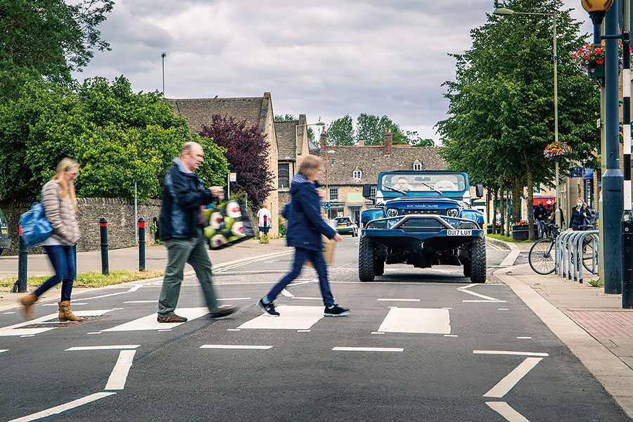 這是船嗎?是車嗎?都不是,這是可以合法行走於公路的開篷兩棲越野車……以及一個頭戴滑稽帽子的人。