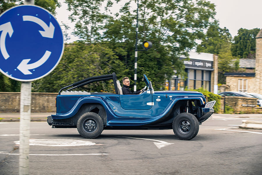 這是船嗎?是車嗎?都不是,這是可以合法行走於公路的開篷兩棲越野車……以及一個頭戴滑稽帽子的人。