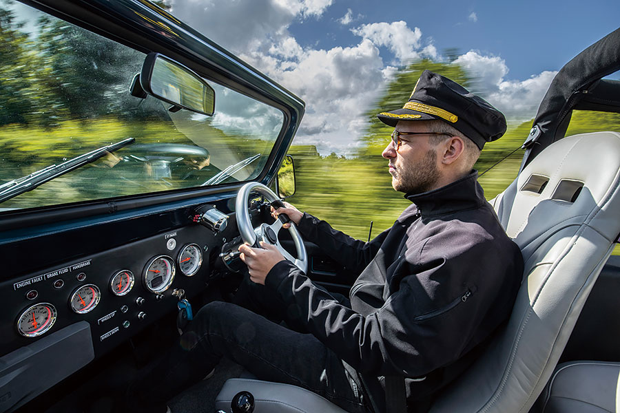 這是船嗎?是車嗎?都不是,這是可以合法行走於公路的開篷兩棲越野車……以及一個頭戴滑稽帽子的人。