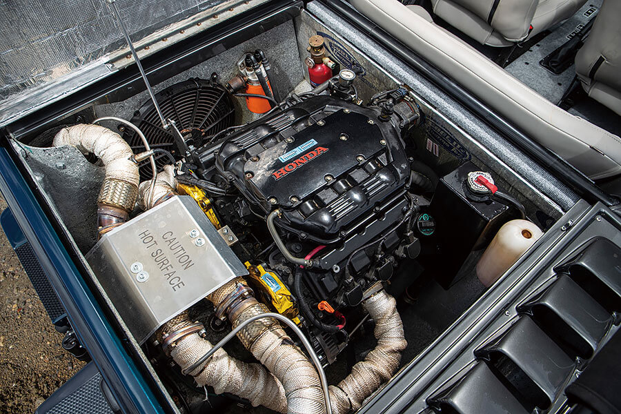 這是船嗎?是車嗎?都不是,這是可以合法行走於公路的開篷兩棲越野車……以及一個頭戴滑稽帽子的人。