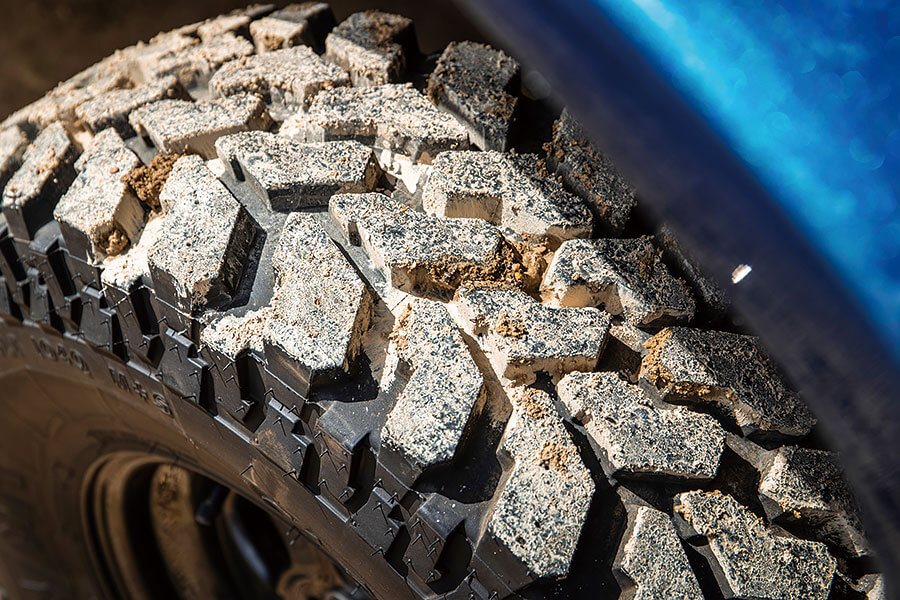 這是船嗎?是車嗎?都不是,這是可以合法行走於公路的開篷兩棲越野車……以及一個頭戴滑稽帽子的人。