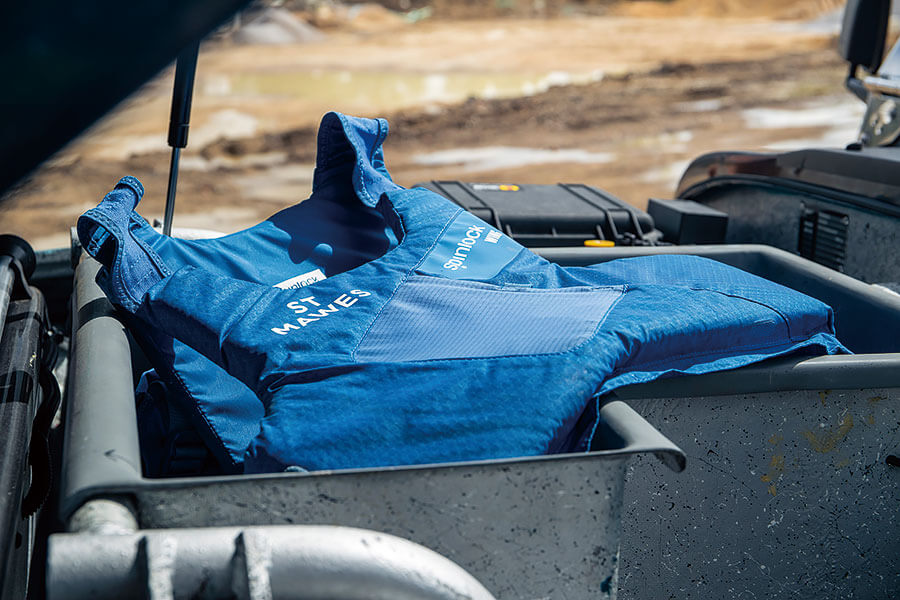 這是船嗎?是車嗎?都不是,這是可以合法行走於公路的開篷兩棲越野車……以及一個頭戴滑稽帽子的人。