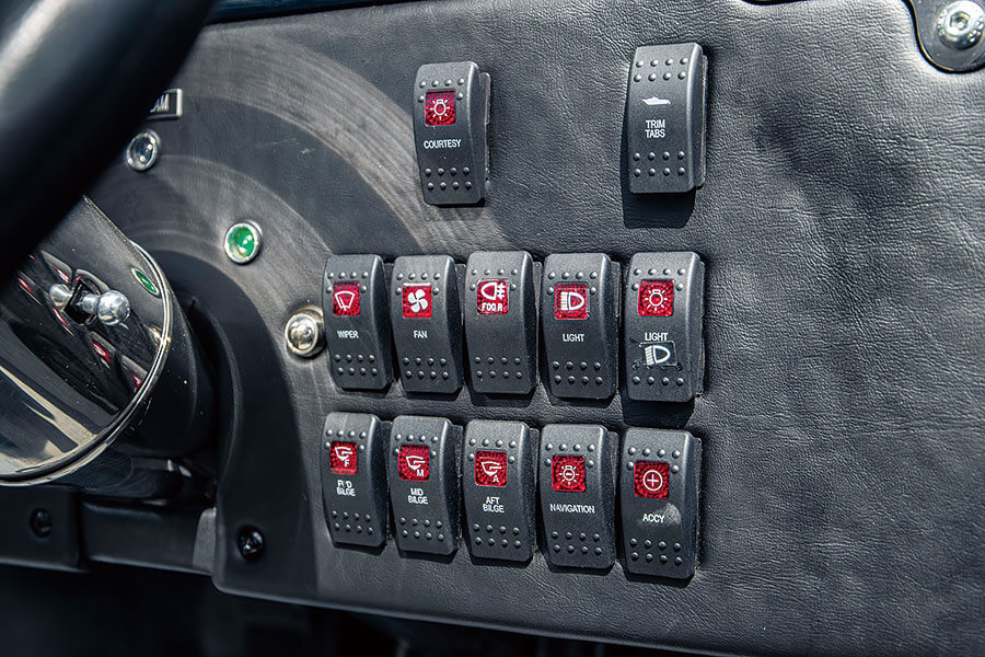 這是船嗎?是車嗎?都不是,這是可以合法行走於公路的開篷兩棲越野車……以及一個頭戴滑稽帽子的人。