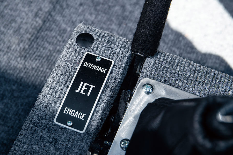 這是船嗎?是車嗎?都不是,這是可以合法行走於公路的開篷兩棲越野車……以及一個頭戴滑稽帽子的人。