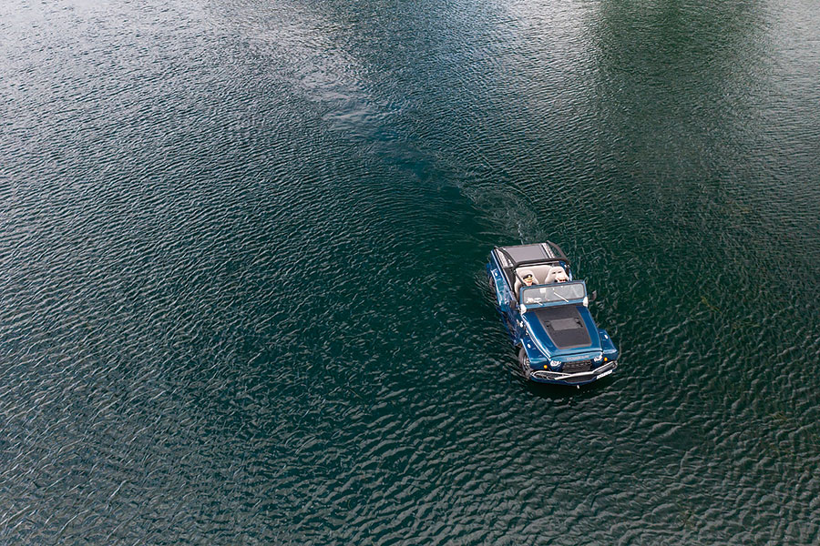 這是船嗎?是車嗎?都不是,這是可以合法行走於公路的開篷兩棲越野車……以及一個頭戴滑稽帽子的人。
