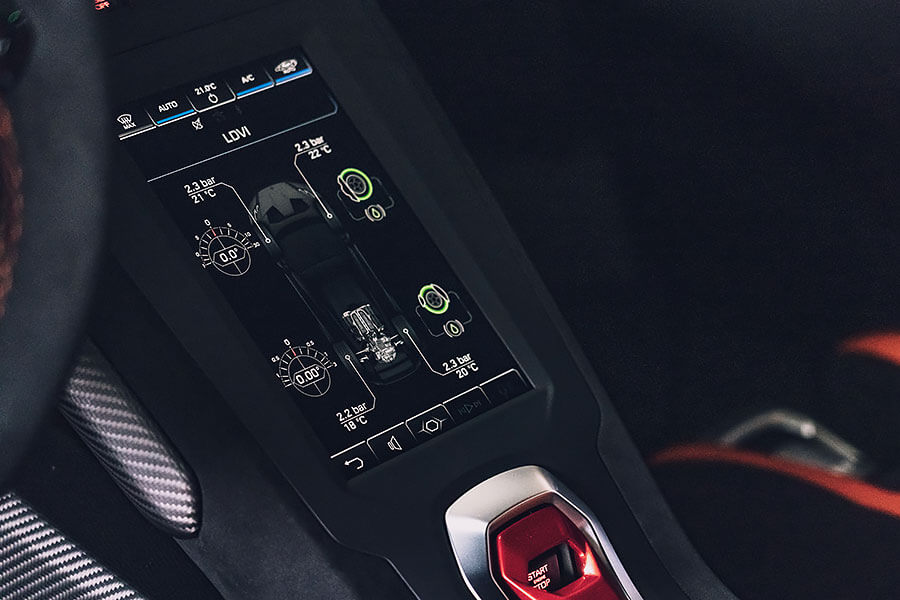 小牛在超跑界素以兇狠著稱，這次Huracan STO的狠勁更是前所未見，試問怎能不打起十分精神……。