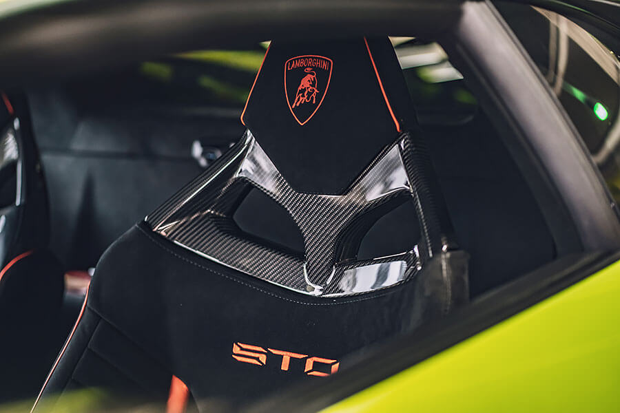 小牛在超跑界素以兇狠著稱，這次Huracan STO的狠勁更是前所未見，試問怎能不打起十分精神……。