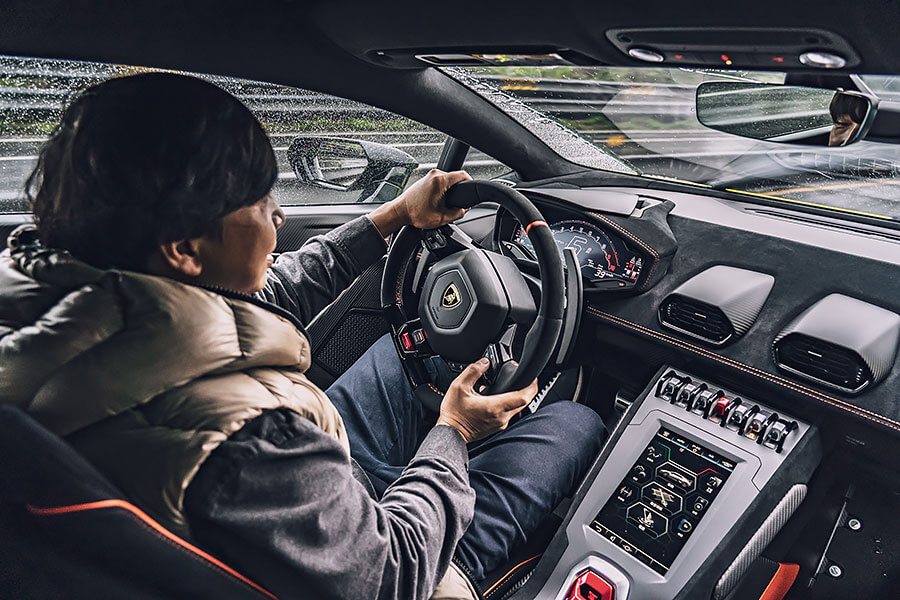 小牛在超跑界素以兇狠著稱，這次Huracan STO的狠勁更是前所未見，試問怎能不打起十分精神……。