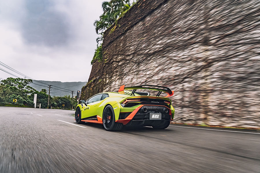 小牛在超跑界素以兇狠著稱，這次Huracan STO的狠勁更是前所未見，試問怎能不打起十分精神……。