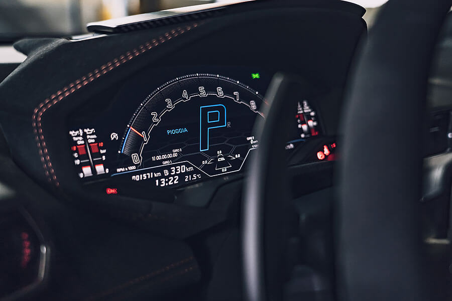 小牛在超跑界素以兇狠著稱，這次Huracan STO的狠勁更是前所未見，試問怎能不打起十分精神……。