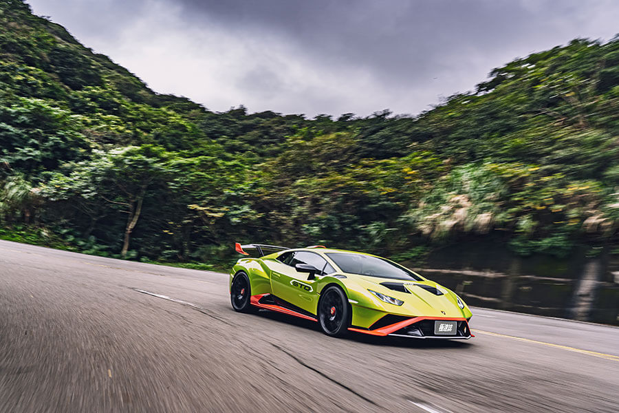 小牛在超跑界素以兇狠著稱，這次Huracan STO的狠勁更是前所未見，試問怎能不打起十分精神……。
