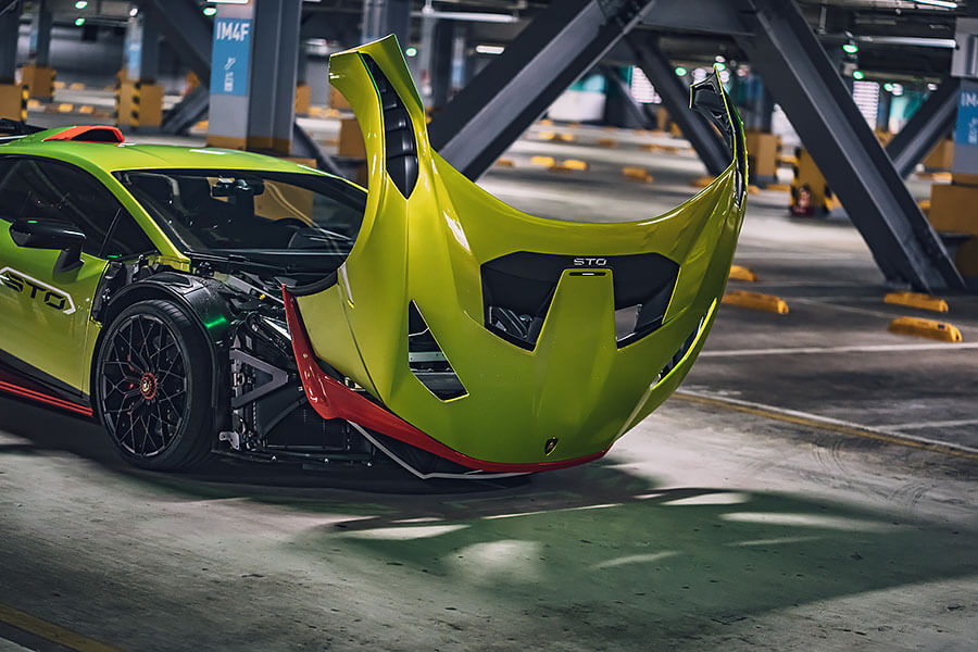 小牛在超跑界素以兇狠著稱，這次Huracan STO的狠勁更是前所未見，試問怎能不打起十分精神……。