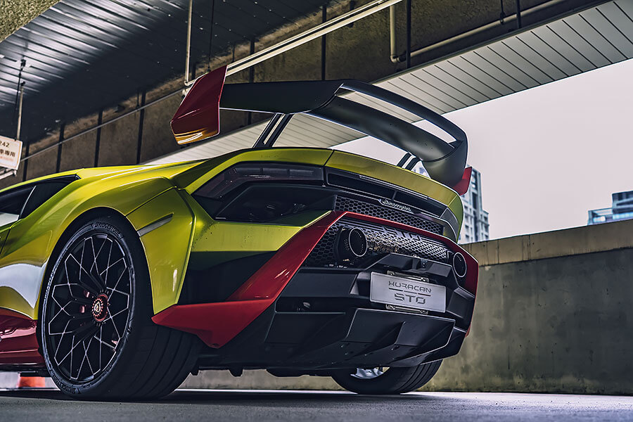 小牛在超跑界素以兇狠著稱，這次Huracan STO的狠勁更是前所未見，試問怎能不打起十分精神……。