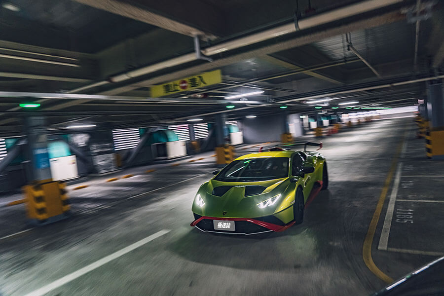 小牛在超跑界素以兇狠著稱，這次Huracan STO的狠勁更是前所未見，試問怎能不打起十分精神……。