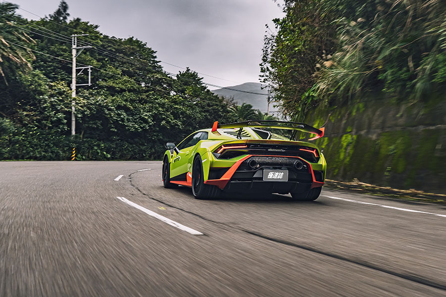 小牛在超跑界素以兇狠著稱，這次Huracan STO的狠勁更是前所未見，試問怎能不打起十分精神……。