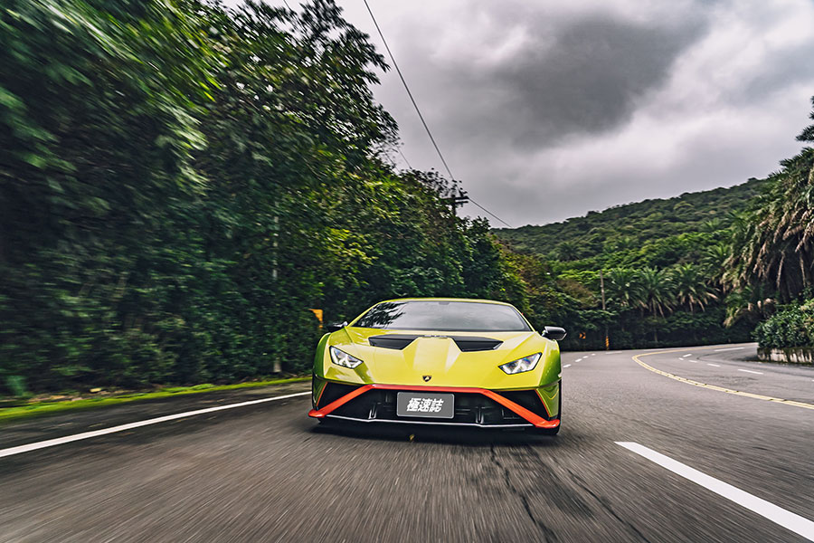 小牛在超跑界素以兇狠著稱，這次Huracan STO的狠勁更是前所未見，試問怎能不打起十分精神……。