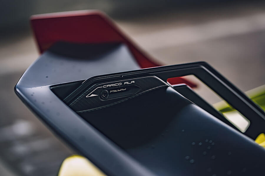 小牛在超跑界素以兇狠著稱，這次Huracan STO的狠勁更是前所未見，試問怎能不打起十分精神……。